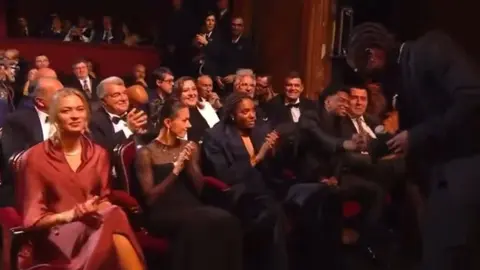 Rema, artista invitado al Balón de Oro, ignoró a las nominadas durante su presentación