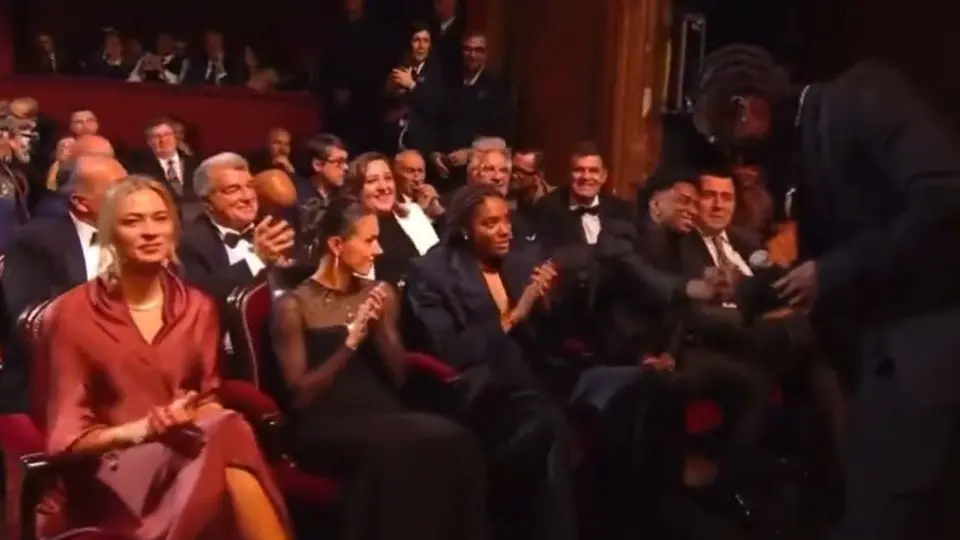 Rema, artista invitado al Balón de Oro, ignoró a las nominadas durante su presentación