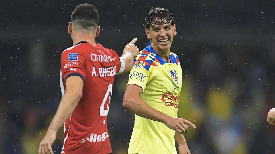 Igor Lichnovsky y el 'Pollo' Briseño protagonizan enfrentamiento en el Clásico Nacional