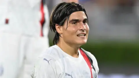 ¡Vaya oso! Luka Romero se resbala y falla penalti en juego de la Juventus vs Milan