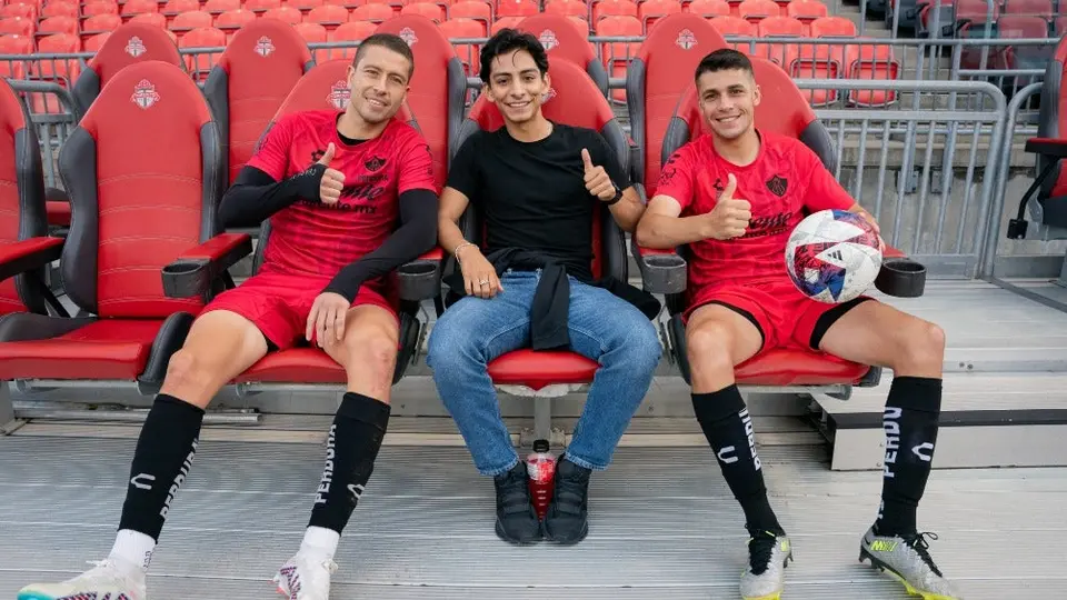 ¡Homenaje! Atlas reconoce a Donovan Carrillo como 'Rojinegro Destacado'