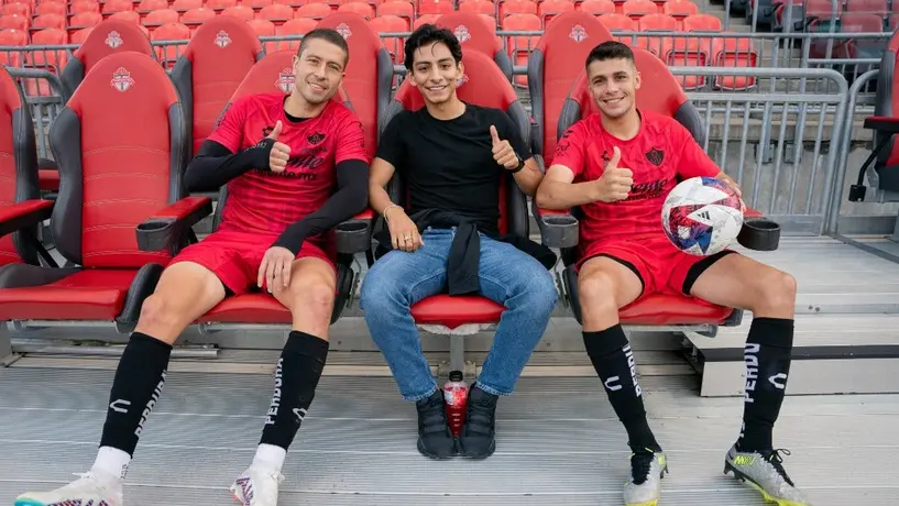 ¡Homenaje! Atlas reconoce a Donovan Carrillo como 'Rojinegro Destacado'