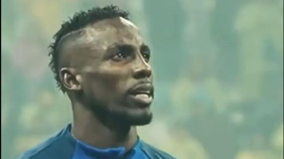 Julián Quiñones cantó el Himno Nacional previo al Clásico en Los Ángeles