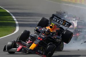 David Faitelson 'explota' en contra de 'Checo' Pérez tras el abandono: 'Piloto mediocre'