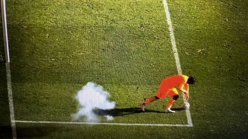 Petardo explota a centímetros de Mory Diaw en el juego de Montpellier vs Clermont