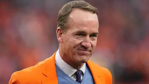 Peyton Manning regresa a la Universidad de Tennessee esta vez como profesor