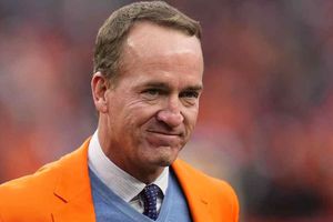 Peyton Manning regresa a la Universidad de Tennessee esta vez como profesor