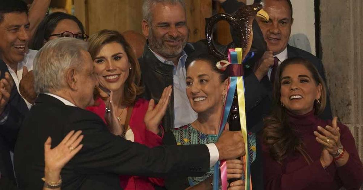 AMLO, presidente de México, entregó bastón de mando de Morena a Claudia ...