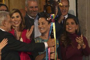 AMLO, presidente de México, entregó bastón de mando de Morena a Claudia Sheinbaum