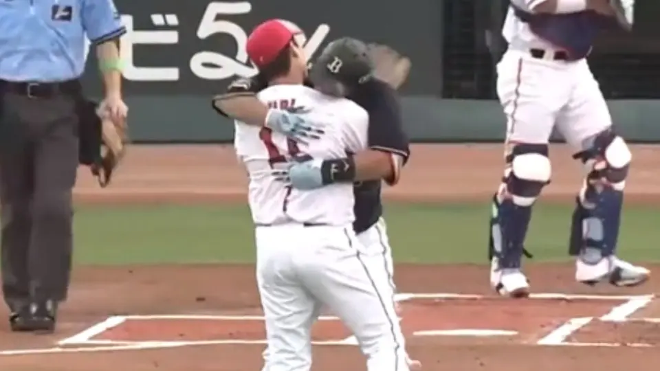 Pitcher le da pelotazo a bateador rival y éste corre tras él... ¡para abrazarlo!