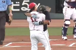 Pitcher le da pelotazo a bateador rival y éste corre tras él... ¡para abrazarlo!