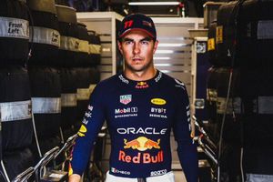 Checo Pérez es séptimo en el Power Rankings del GP de Brasil pese a gran batalla con Alonso