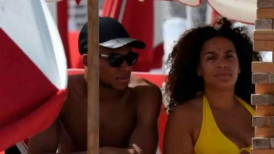 Revelan identidad de mujer que fue captada de vacaciones con Kylian Mbappé
