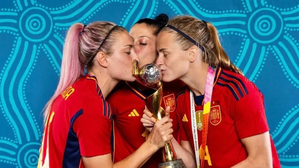 Beso consensuado: Jenni Hermoso comparte una foto con Putellas y Paredes besando la Copa