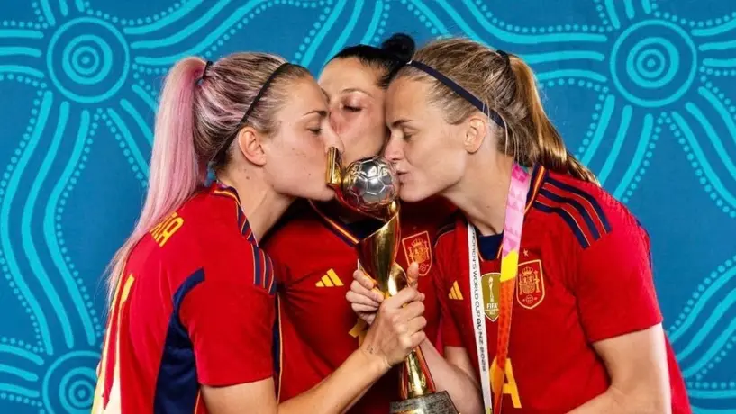 Beso consensuado: Jenni Hermoso comparte una foto con Putellas y Paredes besando la Copa