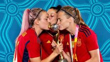 Beso consensuado: Jenni Hermoso comparte una foto con Putellas y Paredes besando la Copa