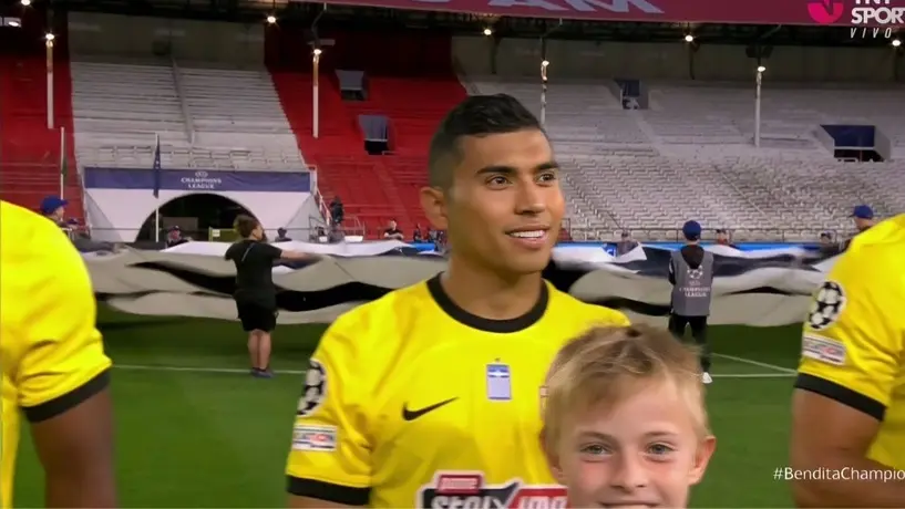 Orbelín Pineda y su enorme sonrisa al escuchar el himno de la Champions League