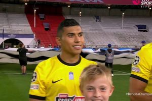 Orbelín Pineda y su enorme sonrisa al escuchar el himno de la Champions League