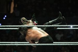 WWE en México: Roman Reings venció a Rey Misterio y retiene el Campeonato Universal Indiscutido