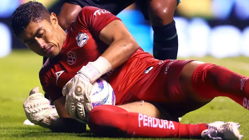 ¡De no creerse! Se repite tres veces el cobro de un penalti en el Puebla vs Santos