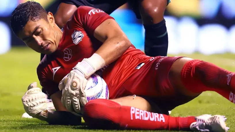 ¡De no creerse! Se repite tres veces el cobro de un penalti en el Puebla vs Santos