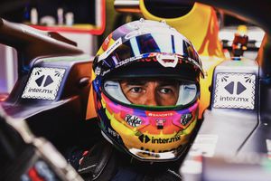 Checo Pérez subastará su casco para recaudar fondos para los damnificados en Guerrero