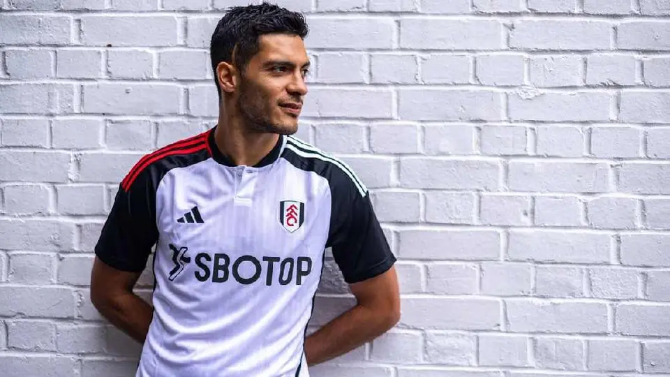 Raúl Jiménez, con el número 7, fue presentado por el Fulham previo al partido amistoso