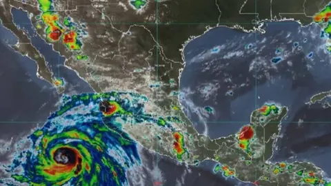 Huracán Hilary se debilita en su avance hacia México