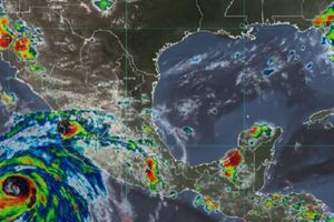 Huracán Hilary se debilita en su avance hacia México