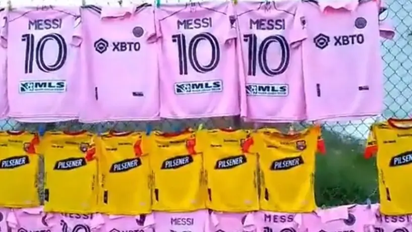 Messi: Playeras del Inter Miami son vendidas afuera de un estadio en Ecuador