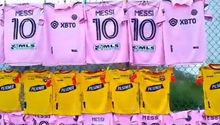 Messi: Playeras del Inter Miami son vendidas afuera de un estadio en Ecuador
