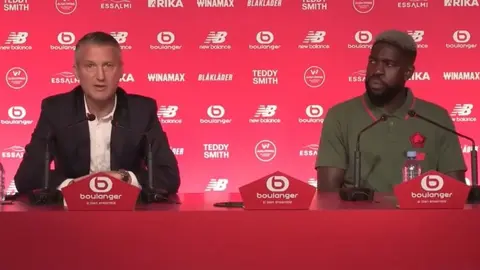 Perrito se hace presente en la presentación de Samuel Umtiti con el Lille