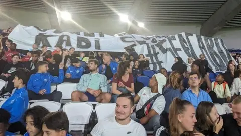 Letrero en apoyo a Jenni Hermoso desata la violencia en partido del PSG
