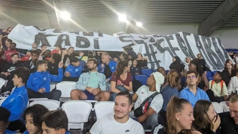 Letrero en apoyo a Jenni Hermoso desata la violencia en partido del PSG