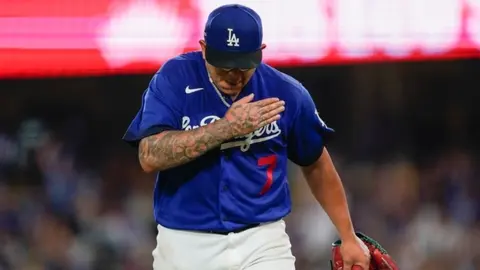 Dodgers retira promoción de bobbleheads de Julio Urías