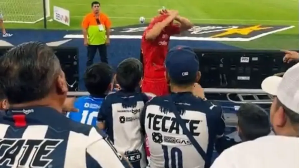 Adulto agrede a menor de edad para que su hijo obtenga la playera de Esteban Andrada