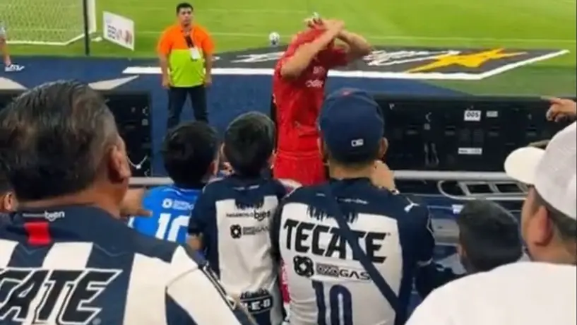 Adulto agrede a menor de edad para que su hijo obtenga la playera de Esteban Andrada