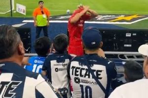 Adulto agrede a menor de edad para que su hijo obtenga la playera de Esteban Andrada