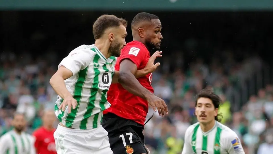 Javier Aguirre y Mallorca se acercan en la zona de descenso tras perder contra el Betis