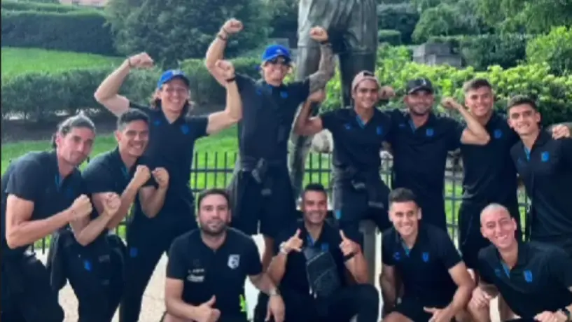 ¡Visita de lujo! Querétaro aprovechó para tomarse foto con la estatua de ‘Rocky’