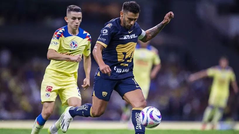 Toto Salvio se 'burla' de Fidalgo con espectaculares 'sombreritos' en Clásico Capitalino