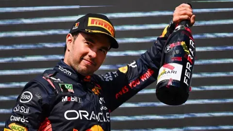'Checo' Pérez bromea con desconocer el escudo de las Chivas