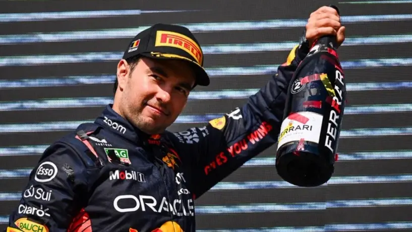 'Checo' Pérez bromea con desconocer el escudo de las Chivas