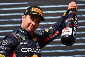 'Checo' Pérez bromea con desconocer el escudo de las Chivas