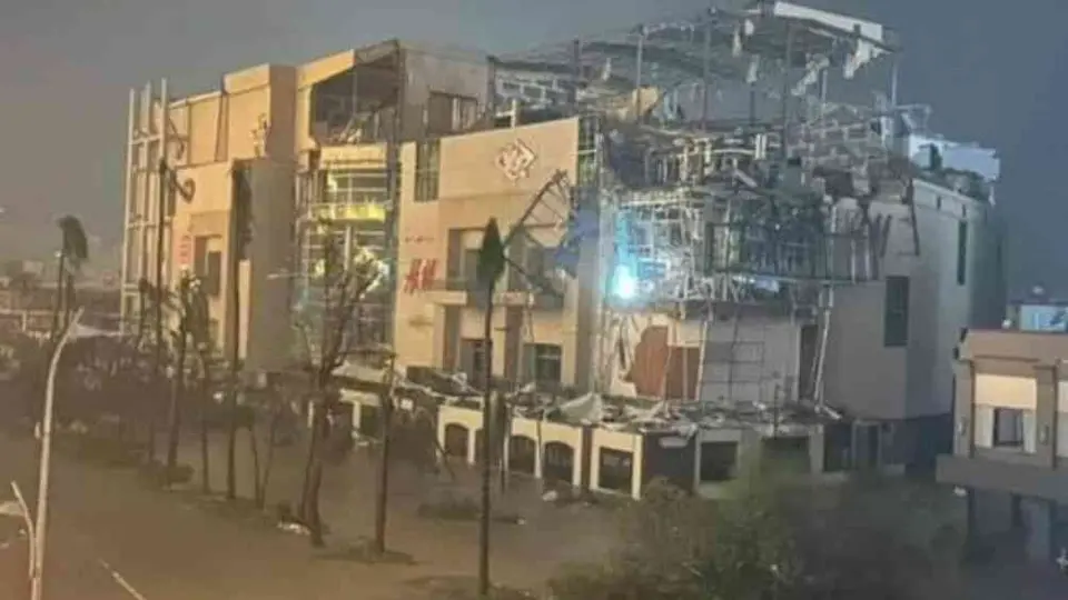 Huracán Otis destruye fachada de centro comercial en Acapulco