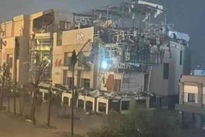 Huracán Otis destruye fachada de centro comercial en Acapulco