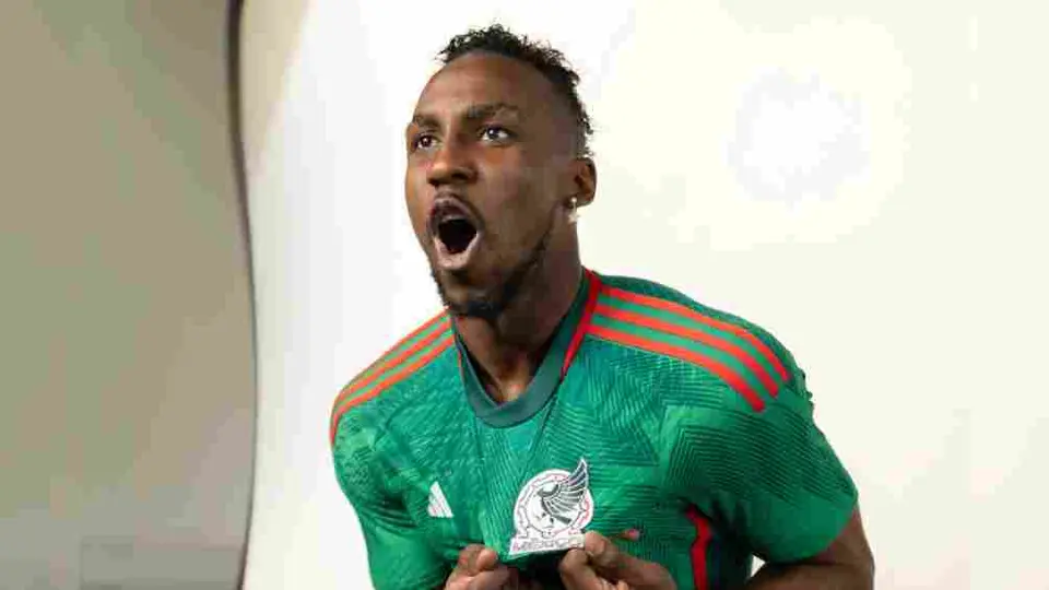 ¡Le va muy bien el verde! Julián Quiñones vistió los colores de la Selección Mexicana