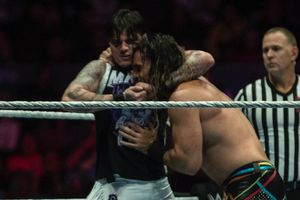 WWE en México: Dominik Mysterio cae ante Seth Rollins en la Arena CDMX