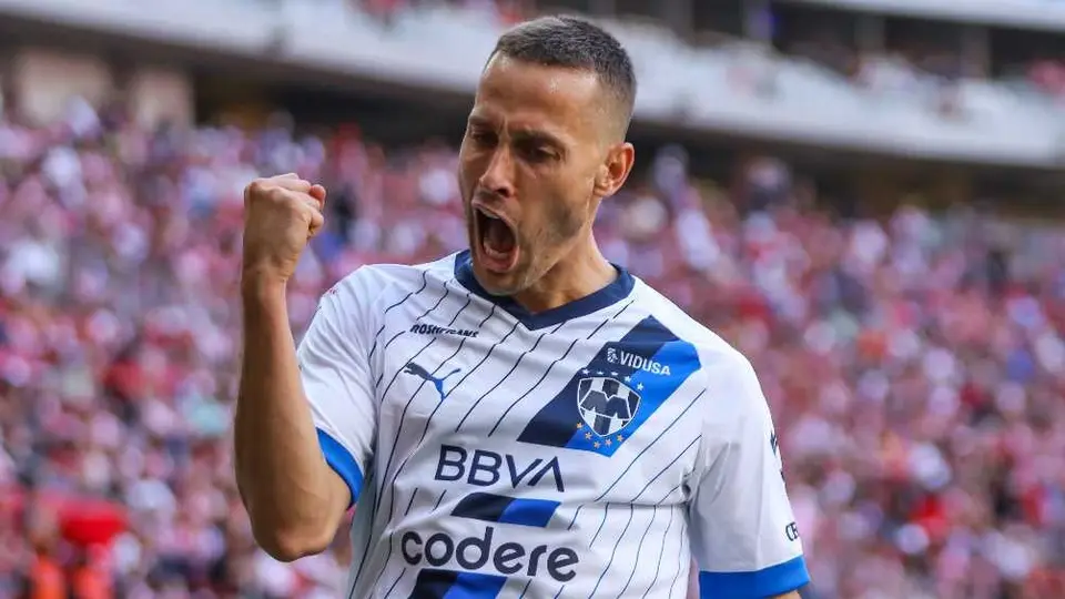 Sergio Canales se estrenó como goleador de Rayados con doblete ante Chivas