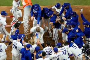 MLB: ¡Vaya inicio de Serie Mundial! Rangers deja en el terreno a D-Backs en extra innings